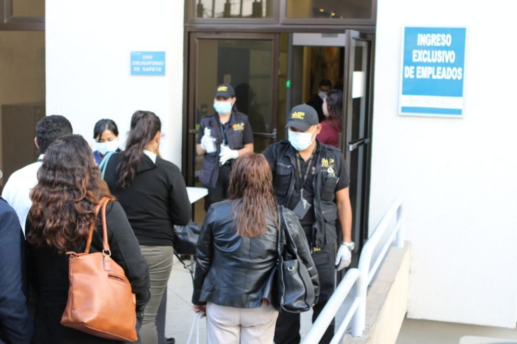 Coronavirus | Imponen medidas sanitarias en instituciones y buses