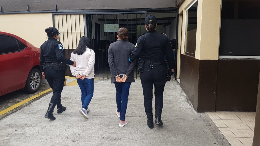 Dos mujeres y un hombre arrestados por robar Q400 mil en Mixco Dos mujeres y un hombre arrestados por robar Q400 mil en Mixco